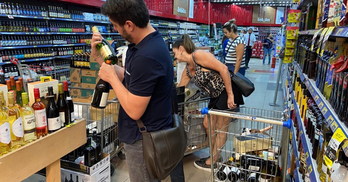 Supernosso faz liquidação de vinhos antes de fechar lojas em BH