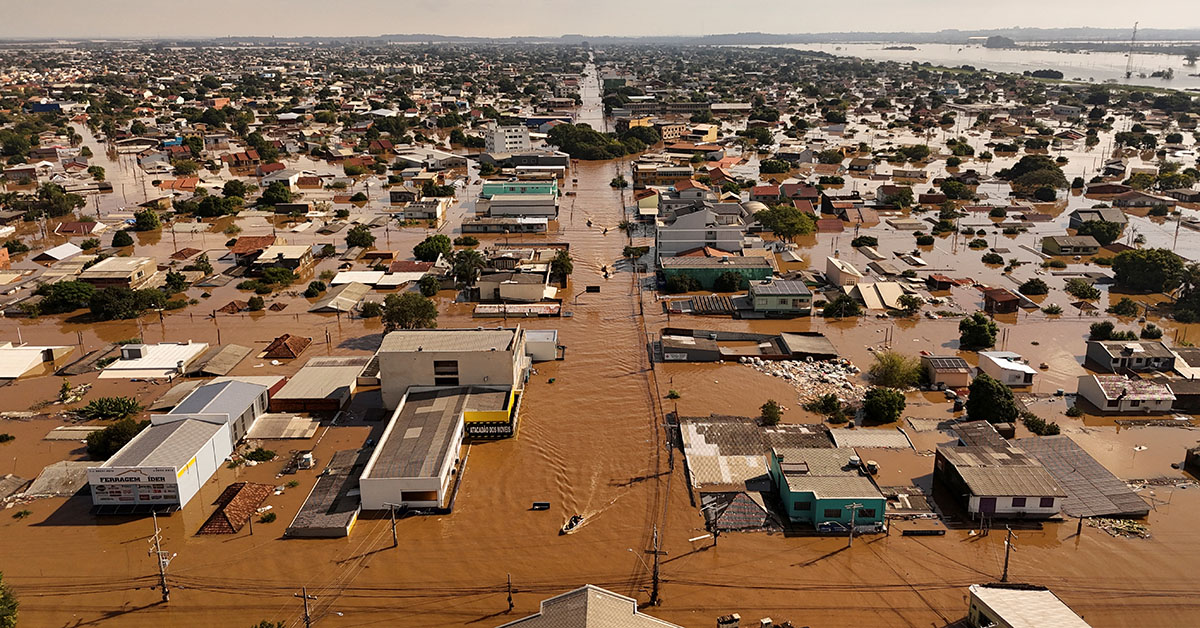 Vista aérea de pessoas em botes buscando por pessoas isoladas em meio à inundação na cidade de Canoas, no Rio Grande do Sul | Crédito: REUTERS/Amanda Perobelli