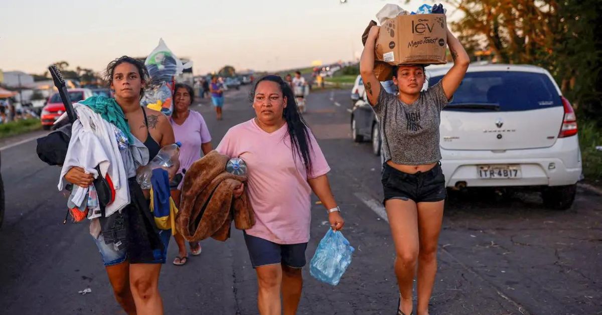 Moradoras prejudicadas pelas enchentes no Rio Grande do Sul | Crédito: REUTERS/ Amanda Perobelli