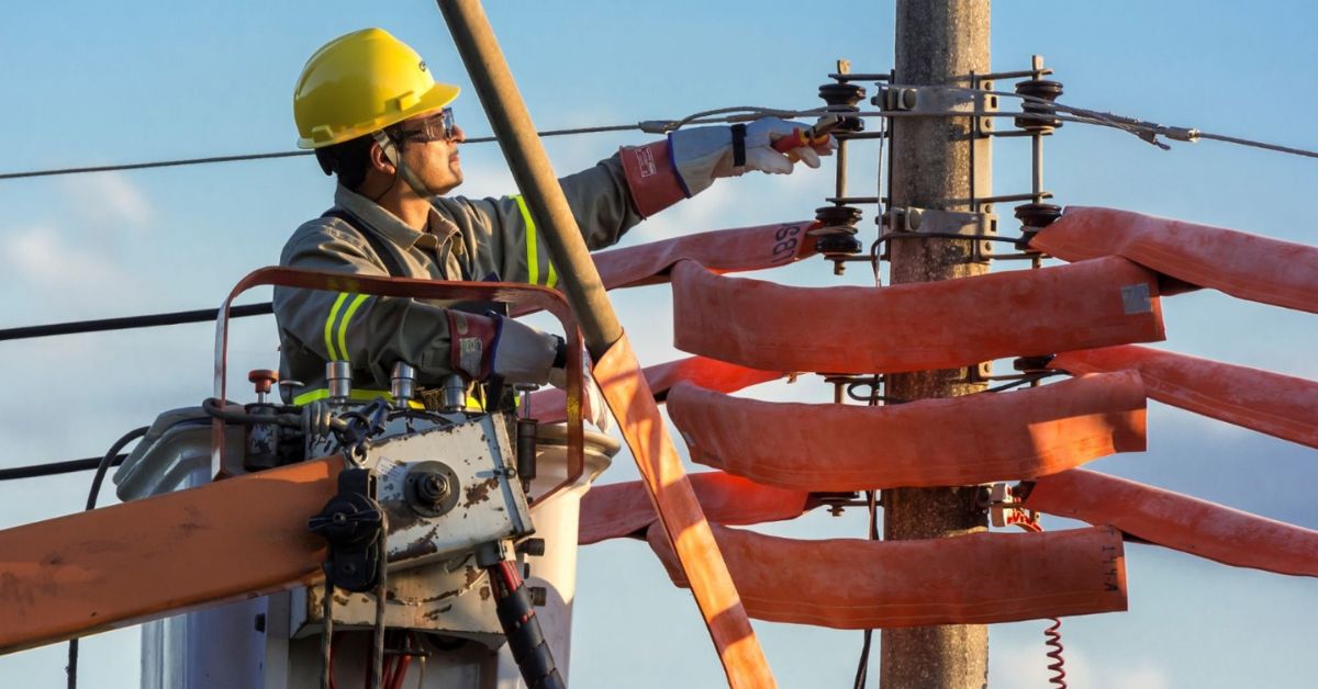 Operário da Cemig realizando manutenção em poste de energia | Crédito: Cemig/Divulgação