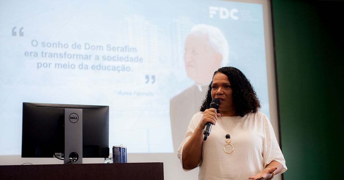 De acordo com Fabíola Carla, a distribuição de bolsas de estudo na Fundação é uma tradição da instituição | Crédito: Divulgação / FDC