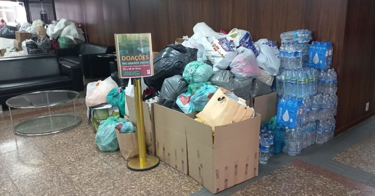 Correios suspendem doações de roupas para o Rio Grande do Sul; veja o que priorizar ao doar