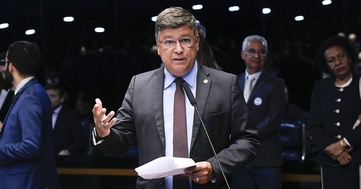 Senador Carlos Viana é internado em Brasília