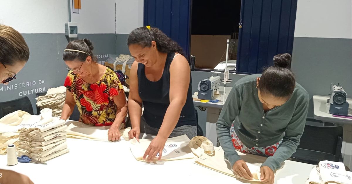 Projeto social gera capacitação e renda para mulheres em Contagem por meio da costura