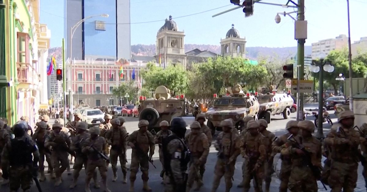 Exército boliviano se retira após presidente reagir a golpe