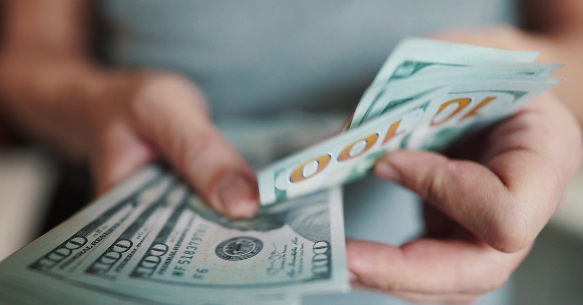 Dólar tem leve alta com plano de contingência contra tarifa dos EUA em foco