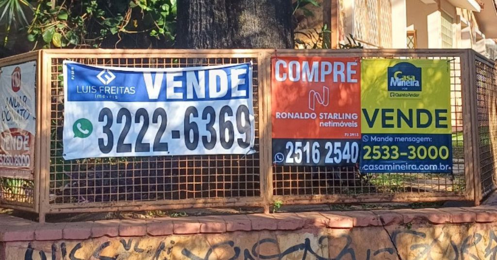 Placas de venda de imóveis.