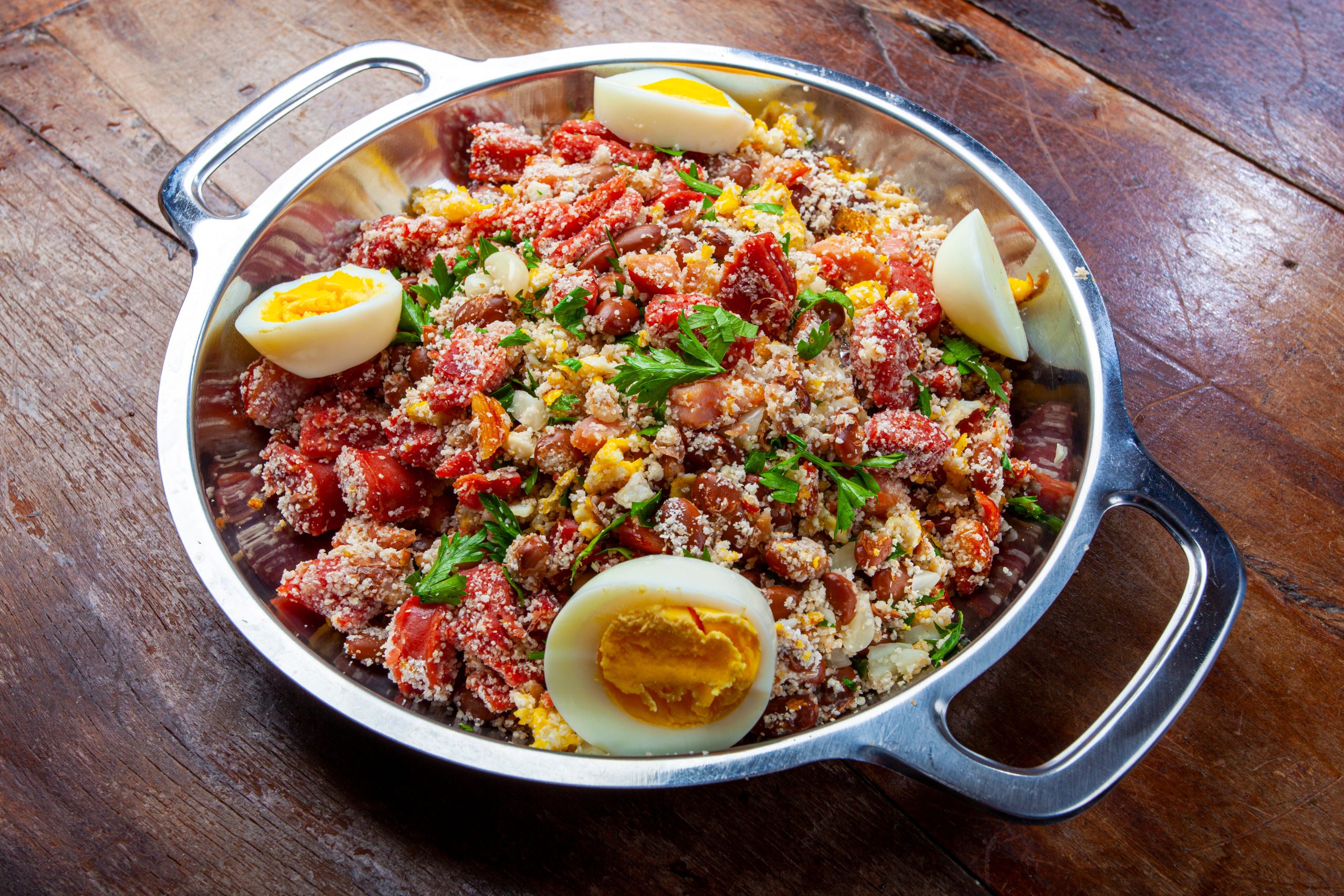 Feijão tropeiro entra em ranking internacional e projeta a cozinha mineira no cenário global