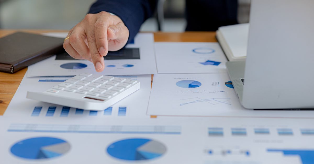 Mais da metade dos brasileiros  inadimplentes gastam mais do que podem