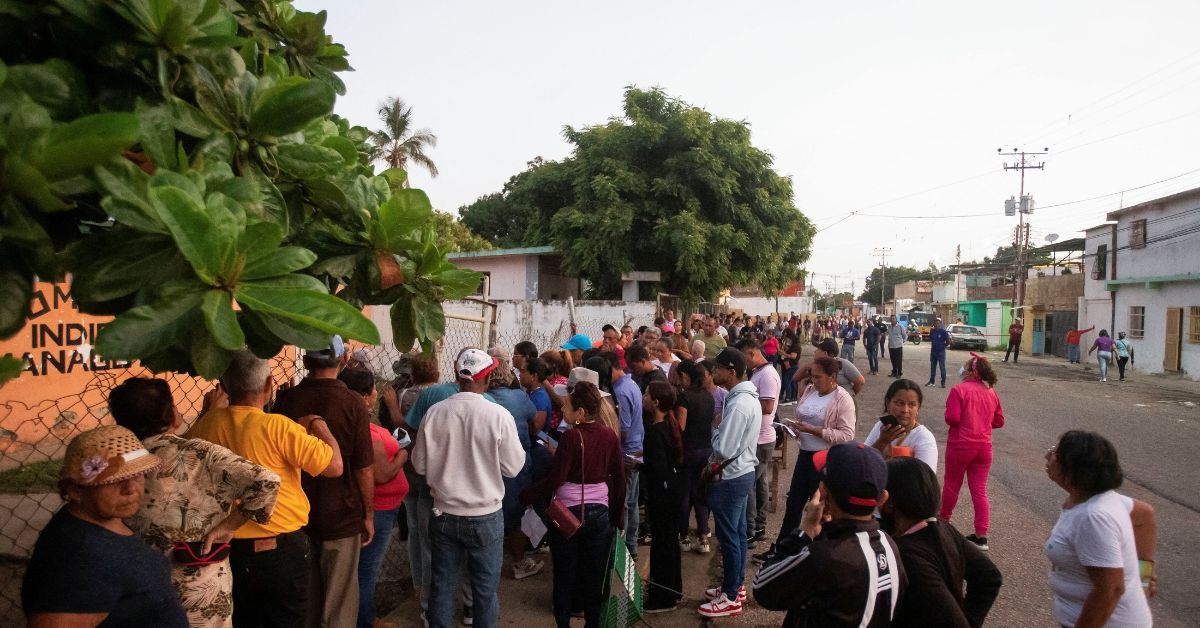 Venezuelanos votam em eleição acirrada em meio a preocupações com fraudes