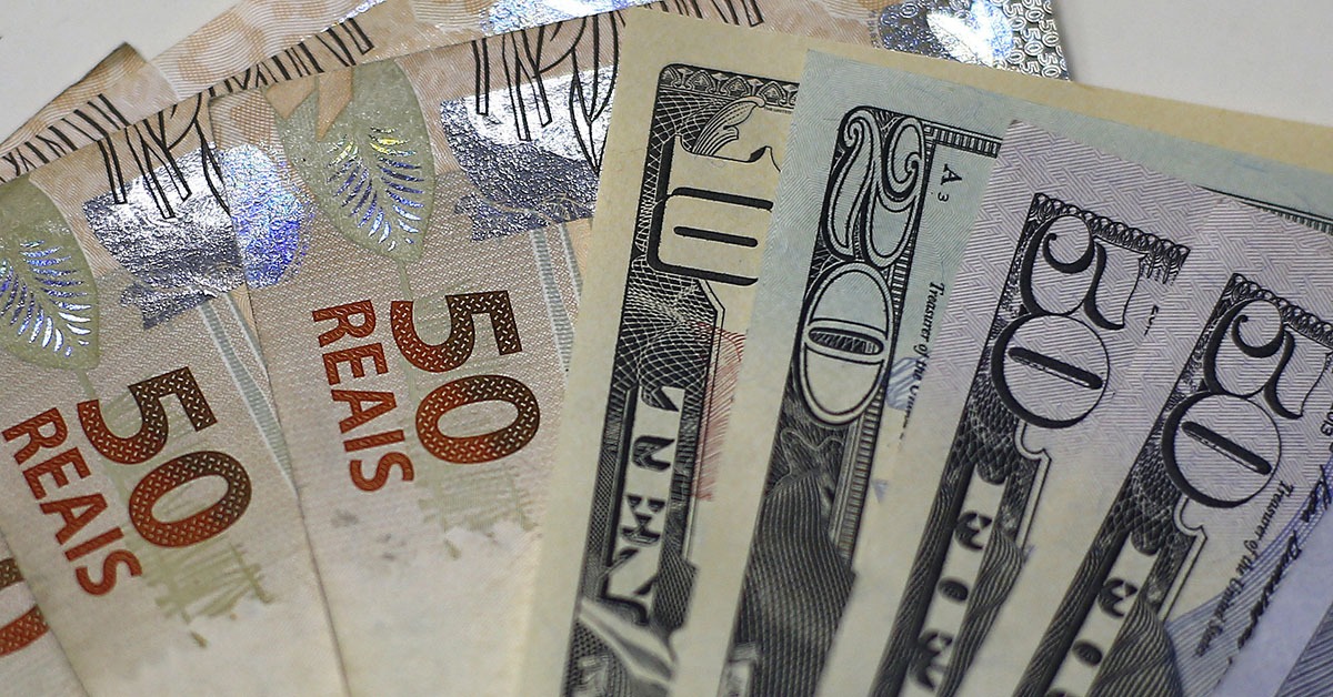 Dólar sobe e bate novo recorde sob influência do exterior e do pacote fiscal