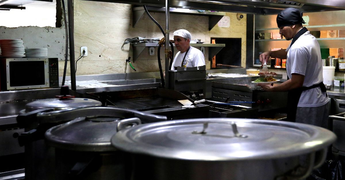 Bares e restaurantes de BH e região enfrentam alta no custo do gás de cozinha
