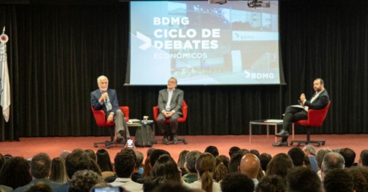 Ciclo de debates econômicos do BDMG recebe os autores de ’30 anos do Real – Crônicas no Calor do Momento’