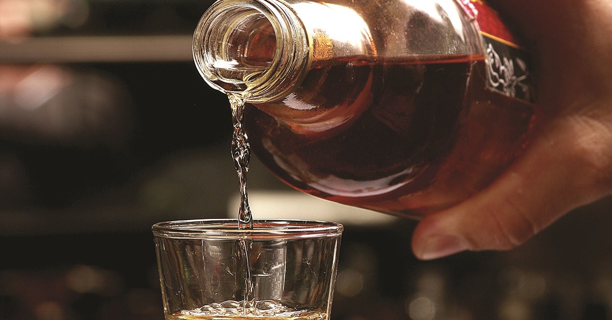 Festival Mundial da Cachaça quer incentivar a legalização da produção no Estado