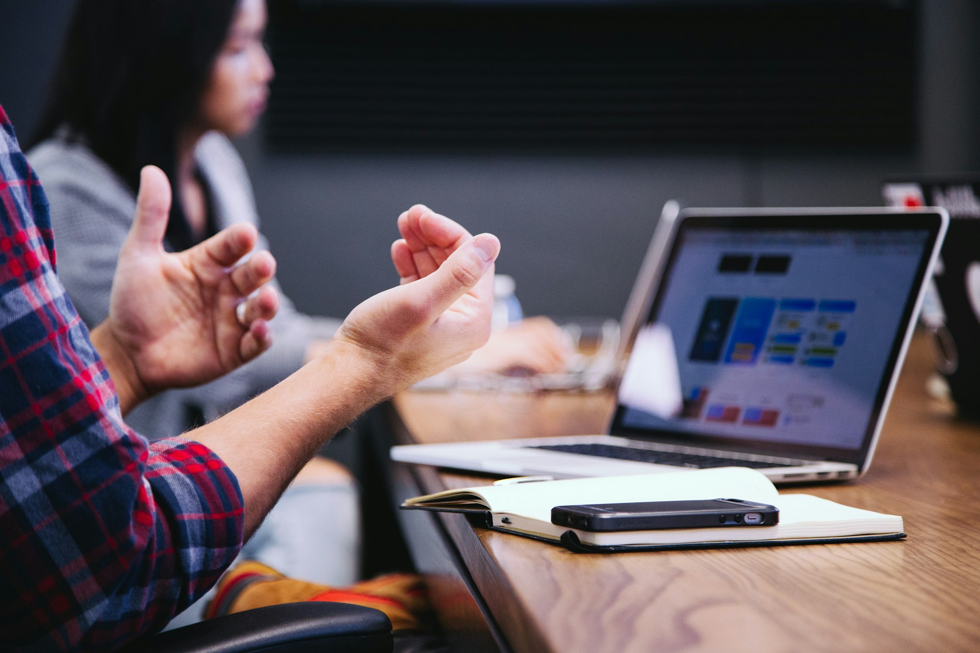 Presença inteligente: como se destacar em eventos profissionais