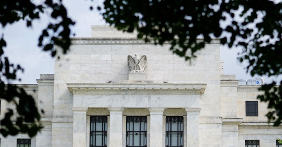Banco Central dos EUA reduz juros em 0,5 ponto percentual e cita maior confiança na inflação