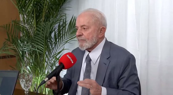 Lula promete continuar a elevar salário mínimo e assegura benefício a aposentados