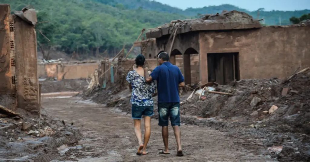 Casal em Mariana, após rompimento de barragem da Samarco