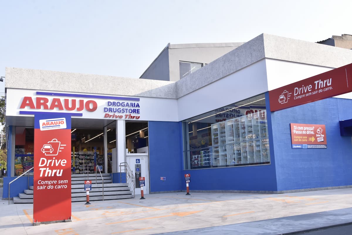Drogaria Araujo inaugura unidade no Caiçara em homenagem a colaborador que atua há 82 anos na rede