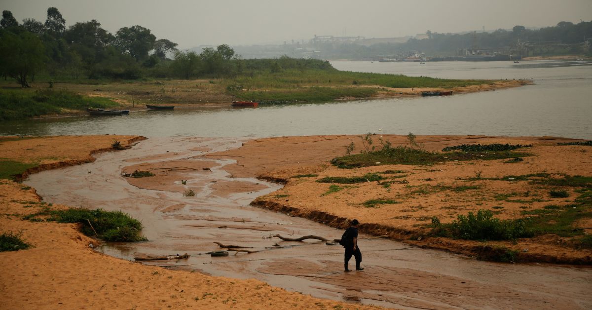 Rios da América do Sul registram baixas recordes e impacto da seca no Brasil se espalha