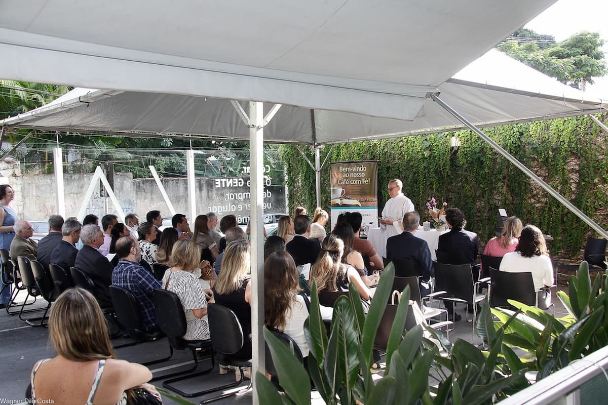 ADCE-MG realiza o tradicional ‘Café com Fé’ na Capela do Palácio Cristo Rei