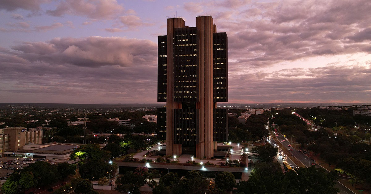 Juros altos por mais tempo