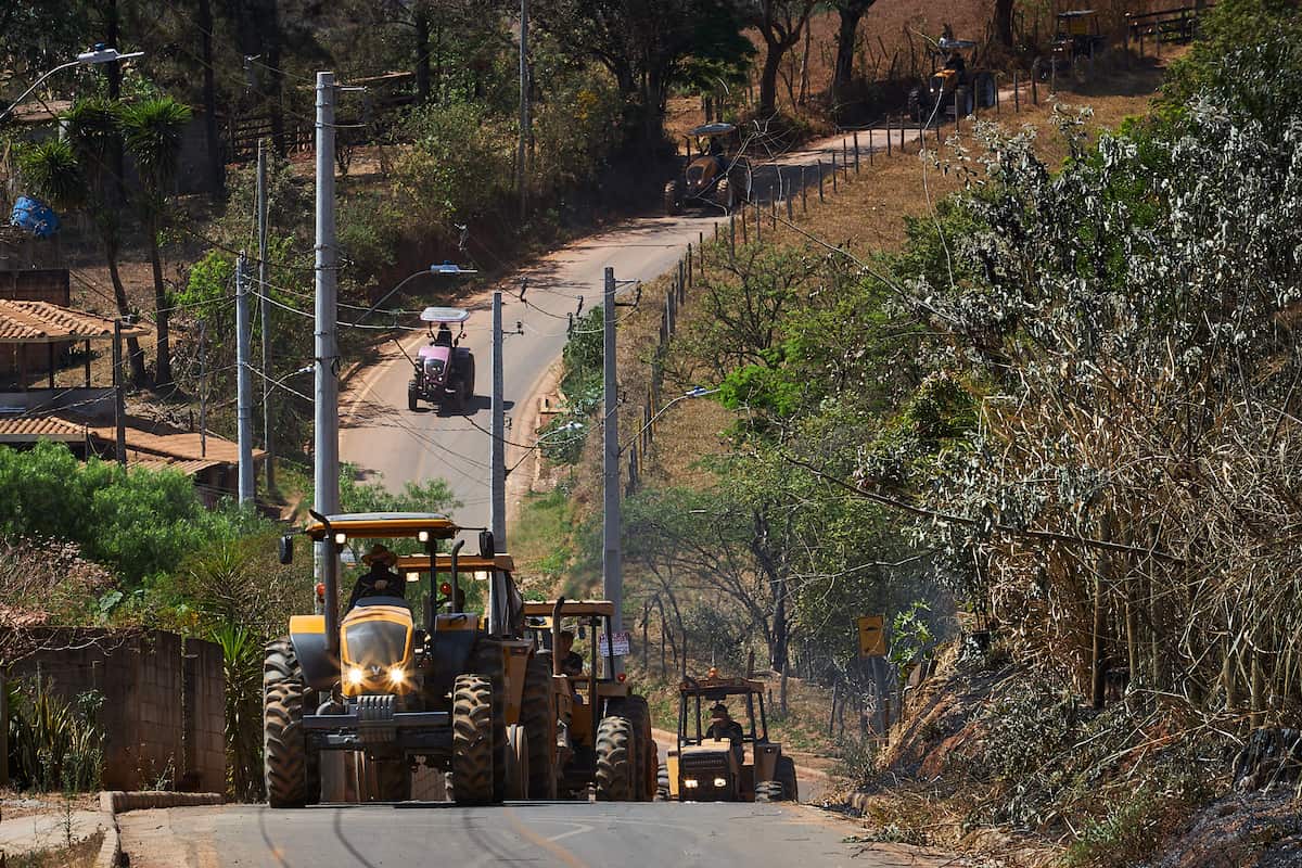 Caravana de tratores percorre os caminhos da Estrada Real em Minas