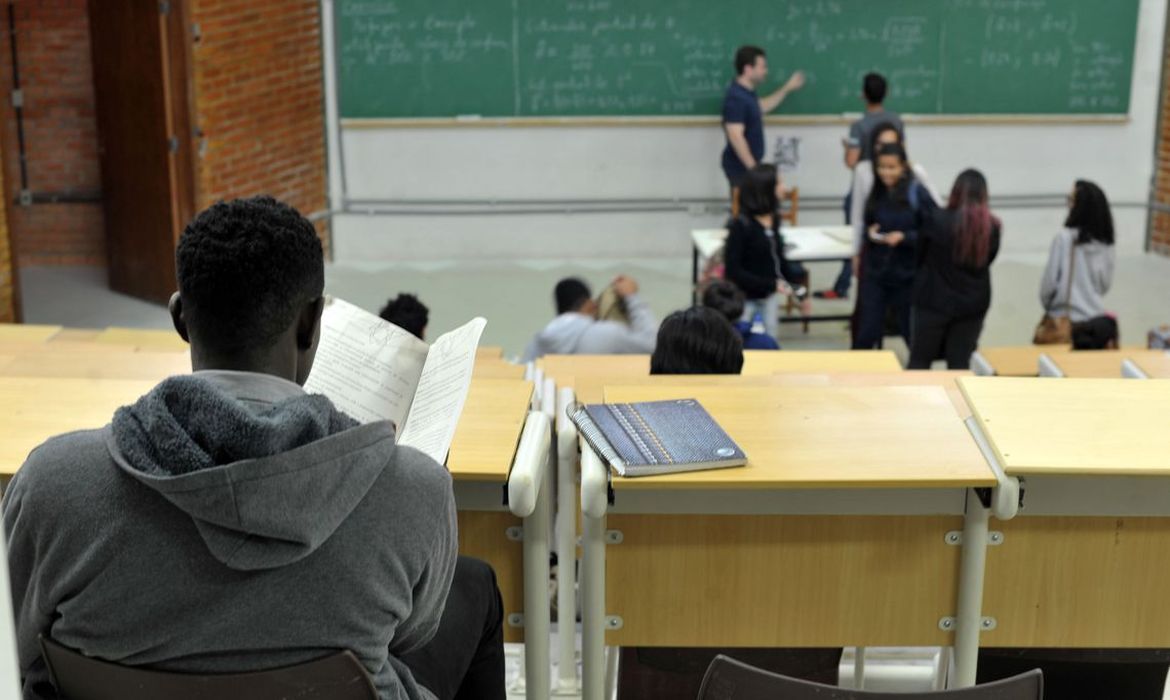 Investimento público em educação cai no Brasil entre 2015 e 2021