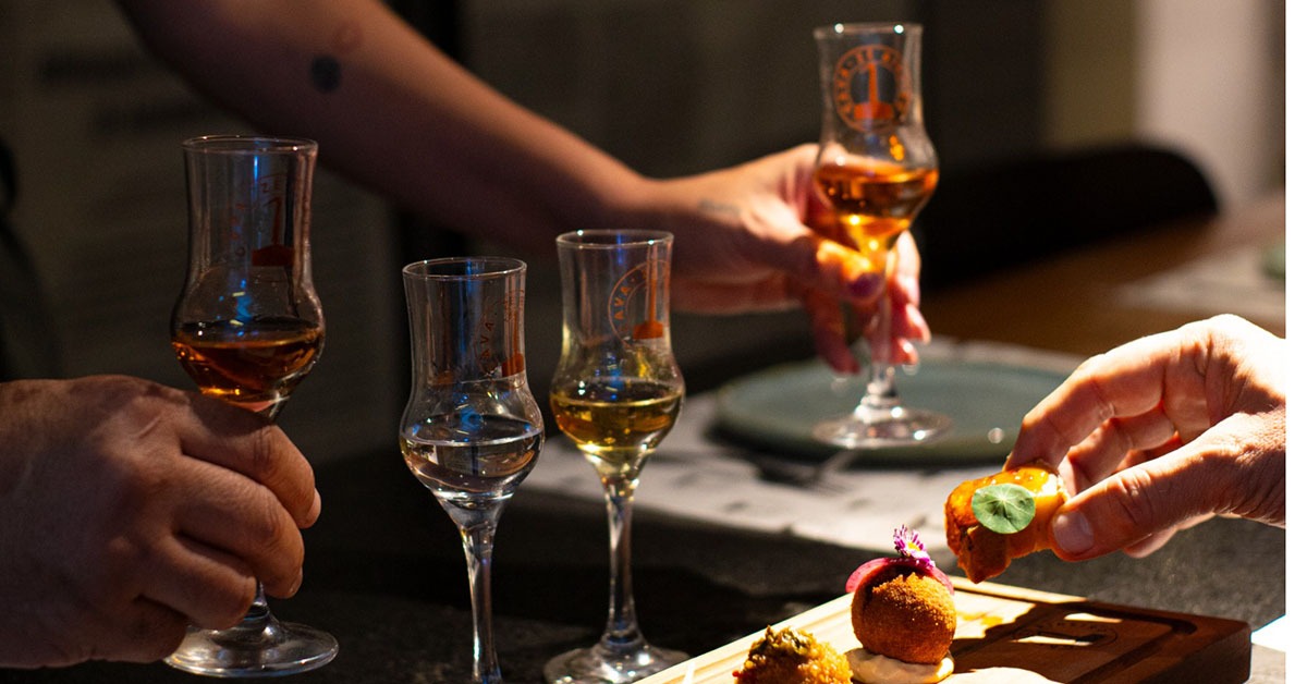 Cachaça mineira une tradição familiar, geração de renda e avanço no mercado internacional
