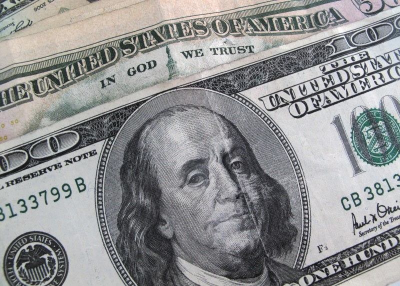 Dólar cai mais de 1% após notícia de que governo Trump pode moderar tarifas