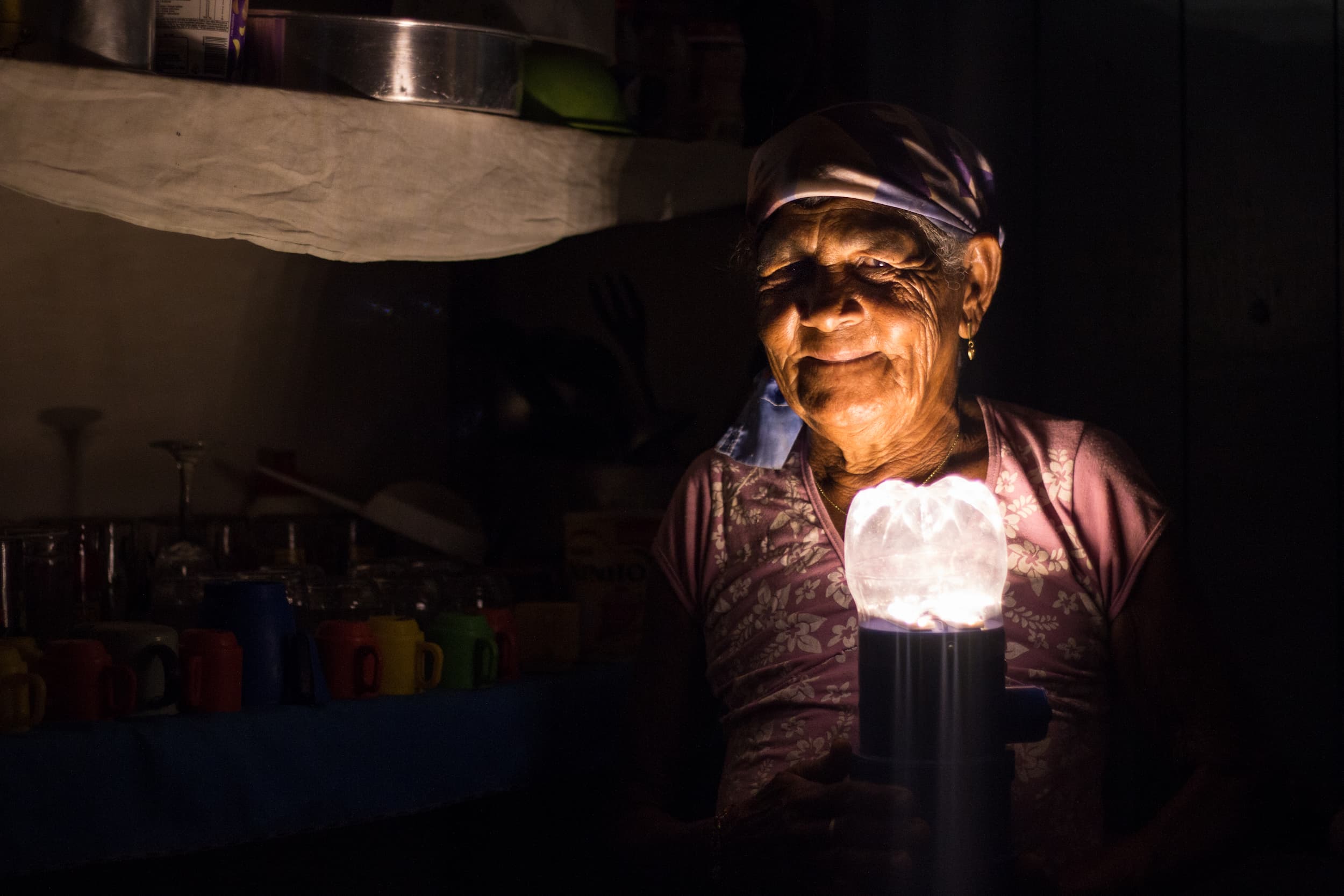 Inspirado por invenção mineira, projeto Litro de Luz ilumina 120 comunidades brasileiras com energia solar