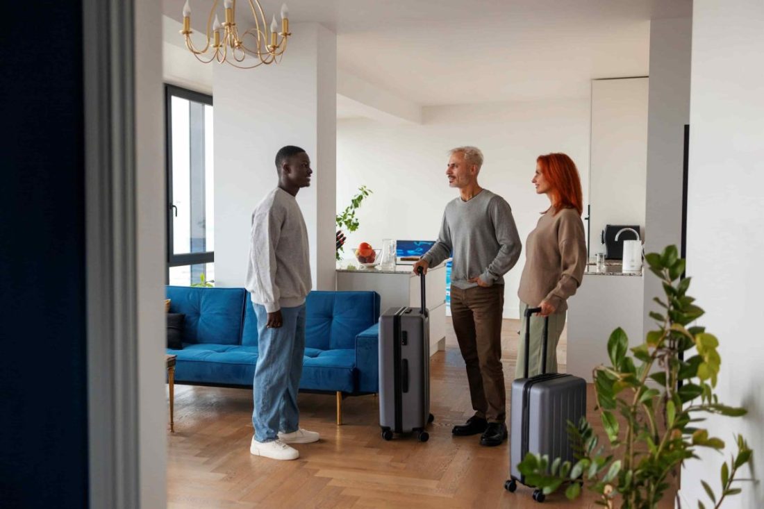 Casal com malas é recebido por dono de apartamento, em transação típica de aluguel de imóveis via airbnb ou para temporada. Foto: Freepik