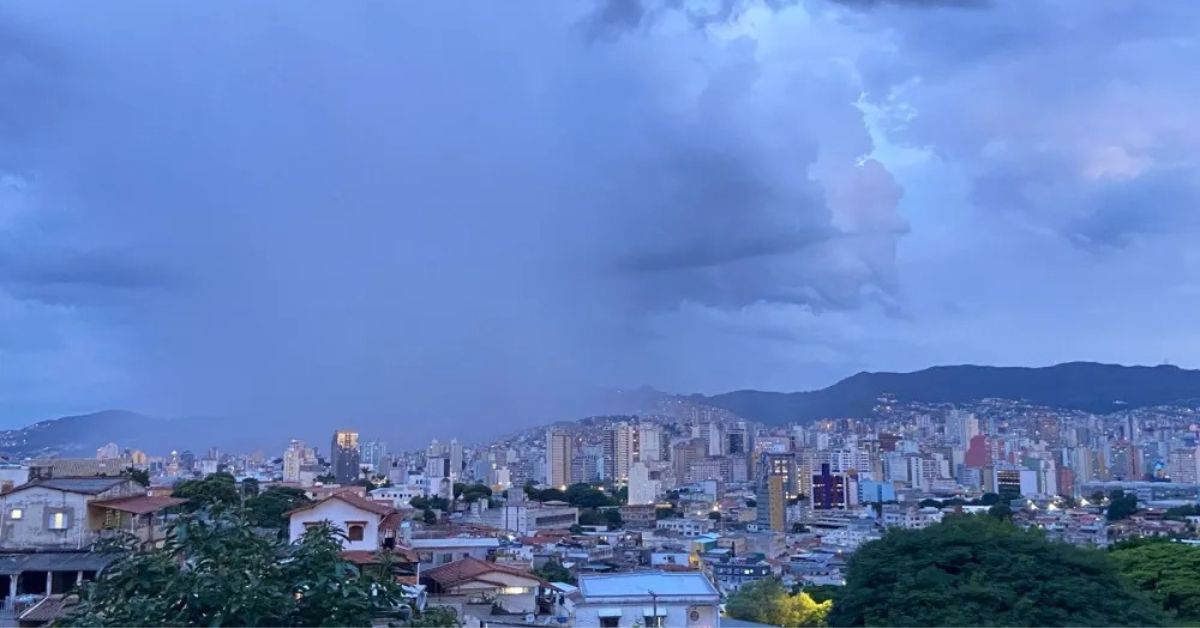 Chuva chega a BH e previsão é de mais raios e rajadas de vento em todas as regiões; confira 