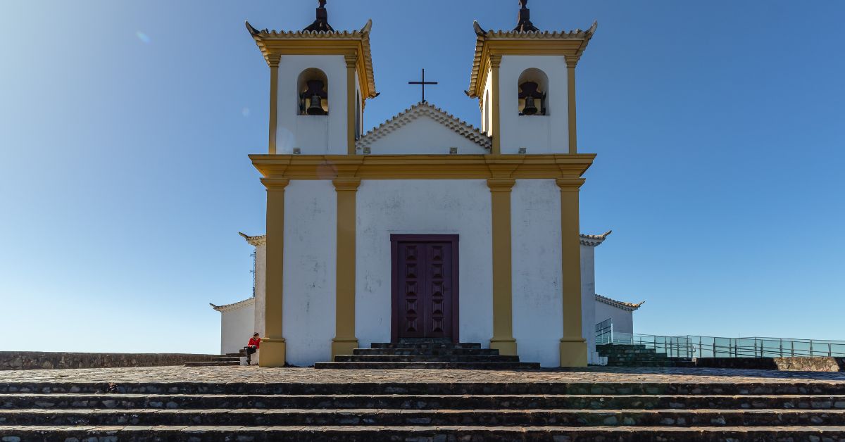 Após controle de incêndios, Serra da Piedade volta a receber turismo religioso