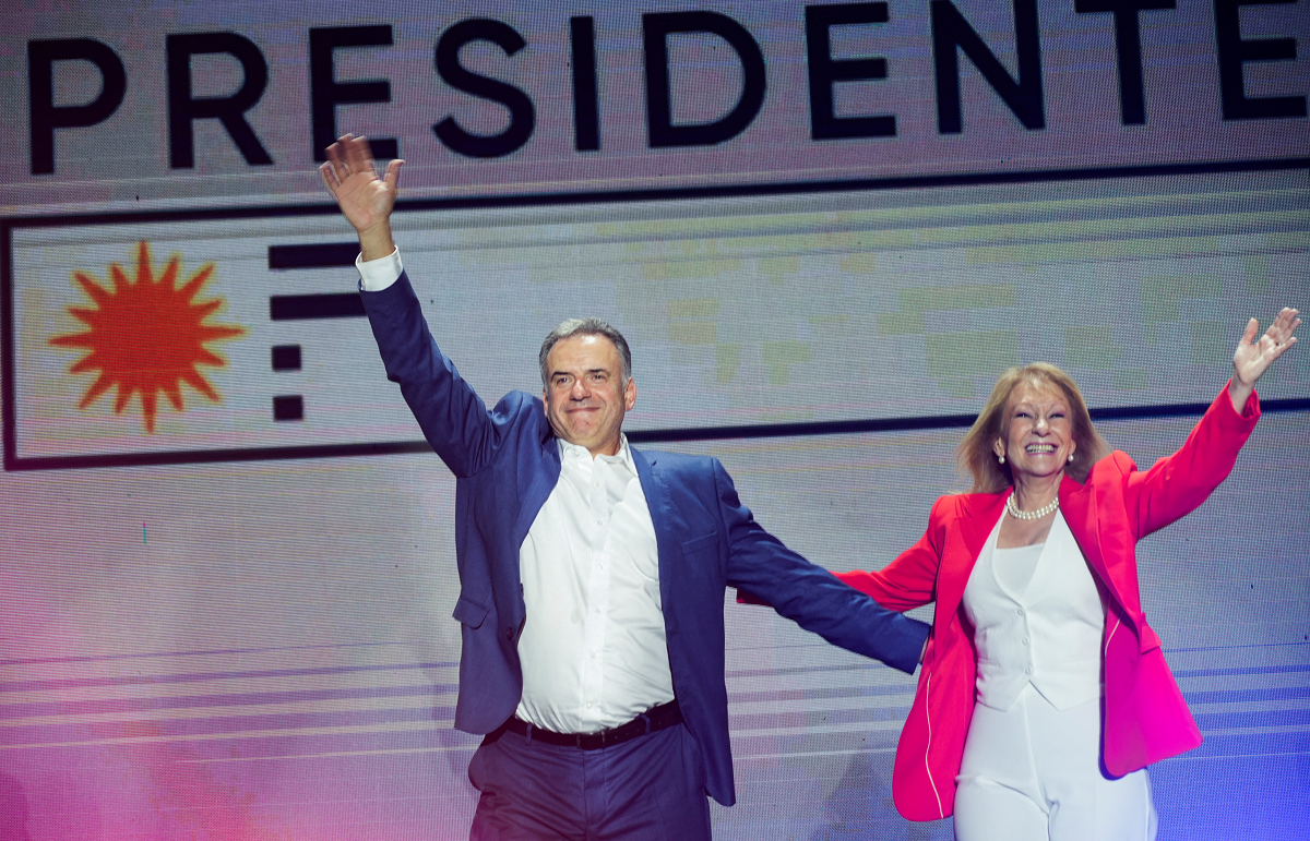 Esquerda uruguaia volta à presidência com Orsi; governo promete transição amigável