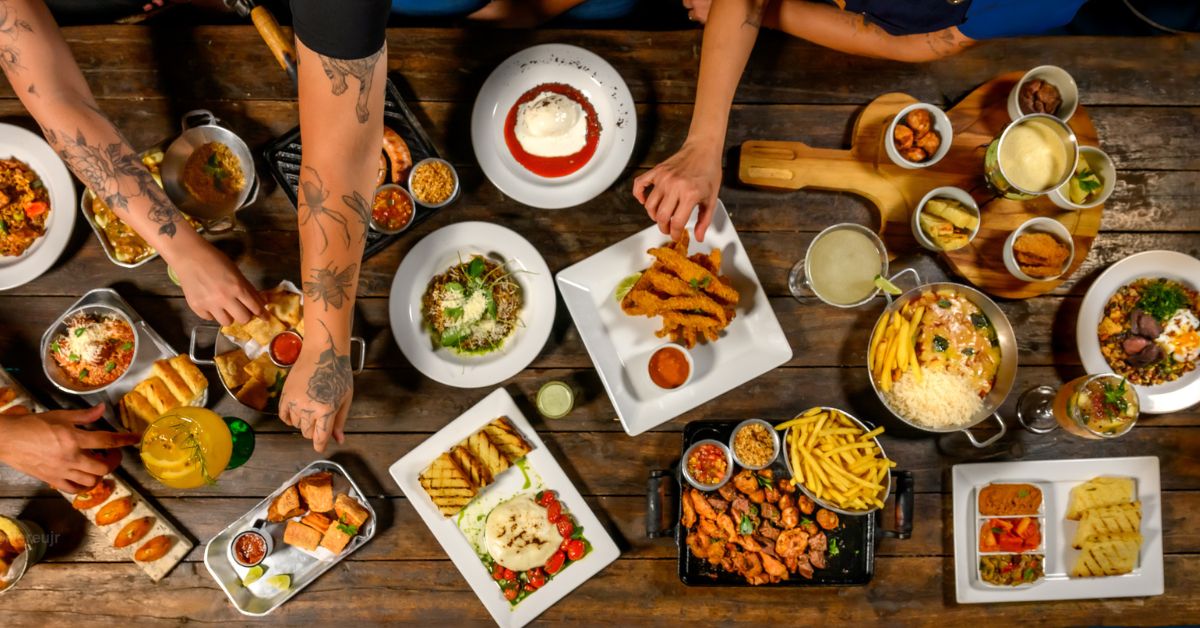 Confraternizações de fim de ano movimentam restaurantes, bares e karaokês em BH