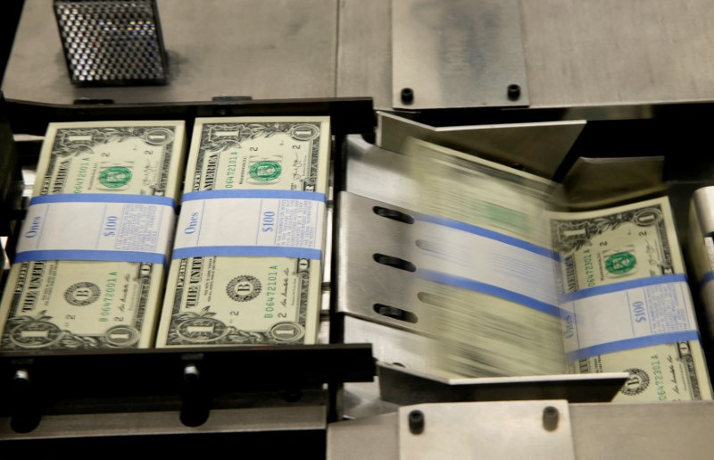 Dólar interrompe série negativa e sobe ante real, mas segue abaixo de R$ 5,80