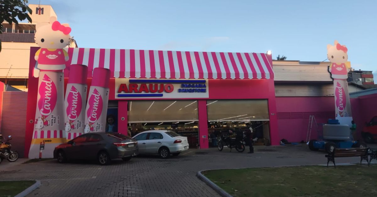 Drogaria Araujo ganha fachada temática da Carmed Hello Kitty em Belo Horizonte