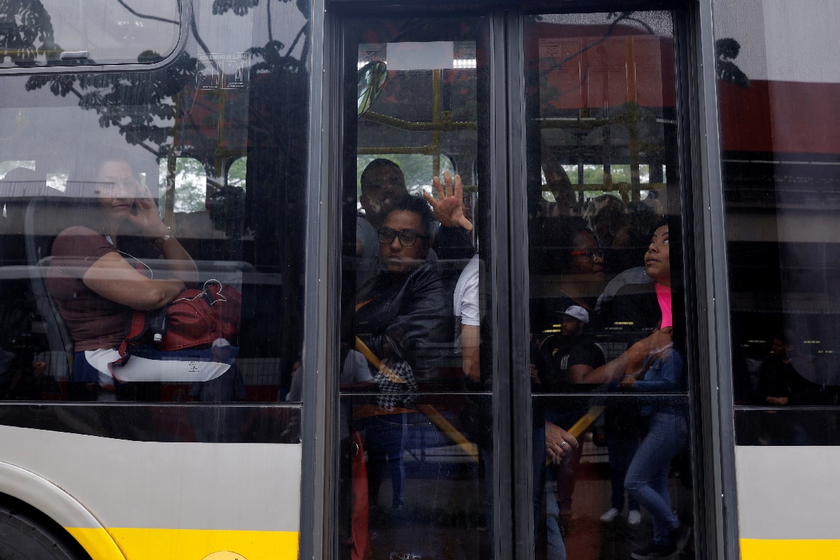 Setor de serviços do Brasil cresce mais que o esperado em outubro e tem novo pico histórico