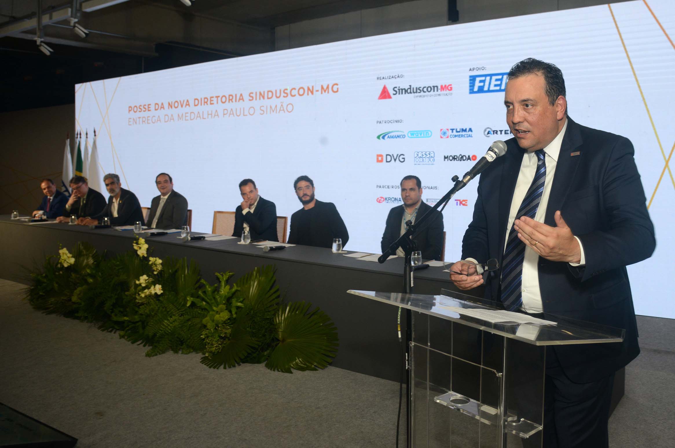 Sinduscon-MG empossa nova diretoria e firma parcerias para capacitação na construção civil