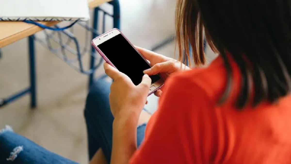Senado aprova projeto para restringir uso de celular em escolas