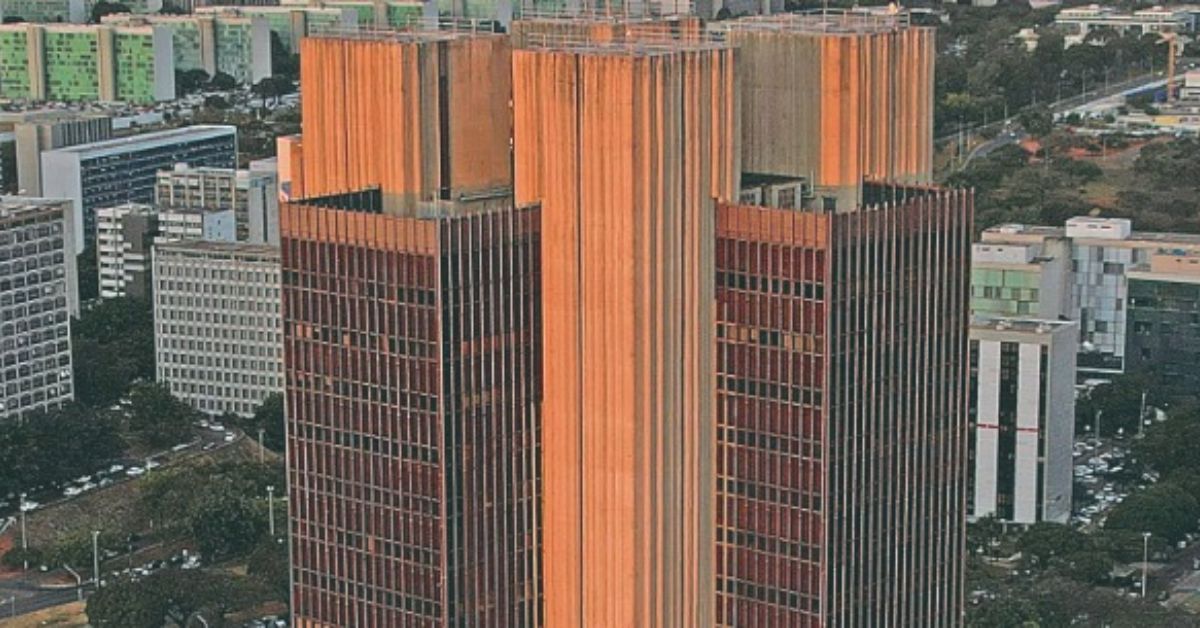 Atividade econômica cresce no País, mas perde força em outubro