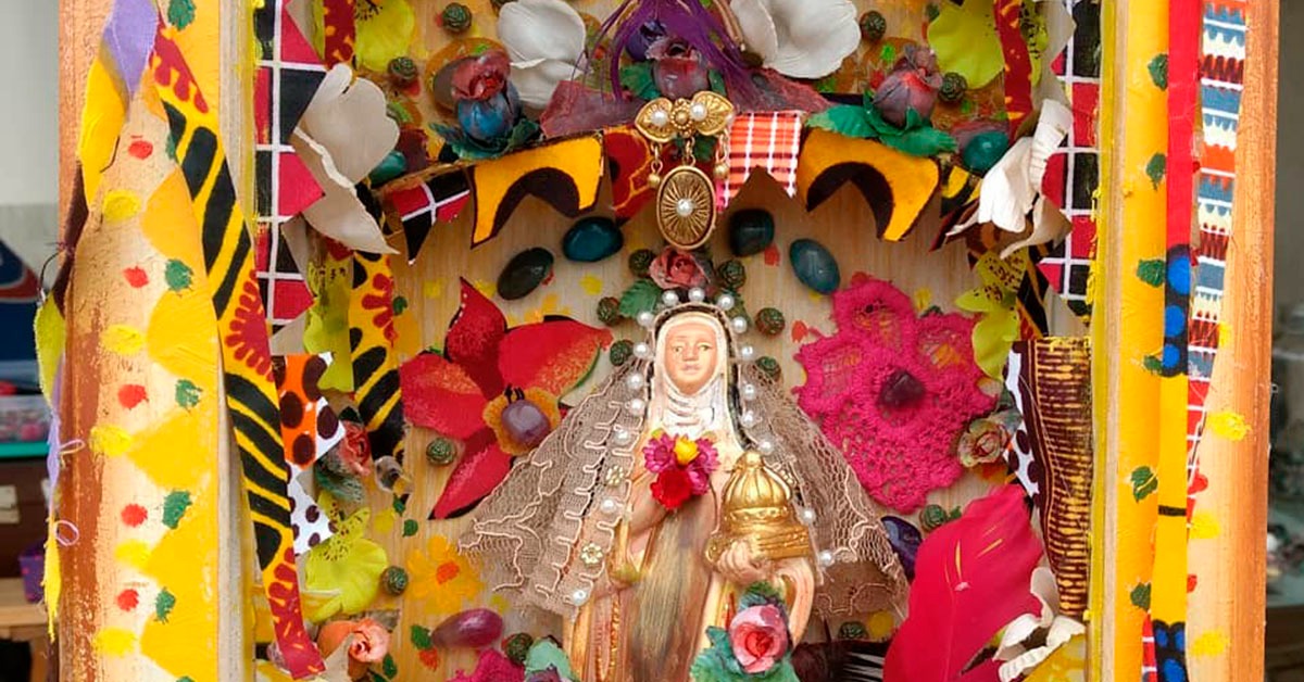 Exposição no Centro de Arte Popular traz oratórios sob nova visão de artista