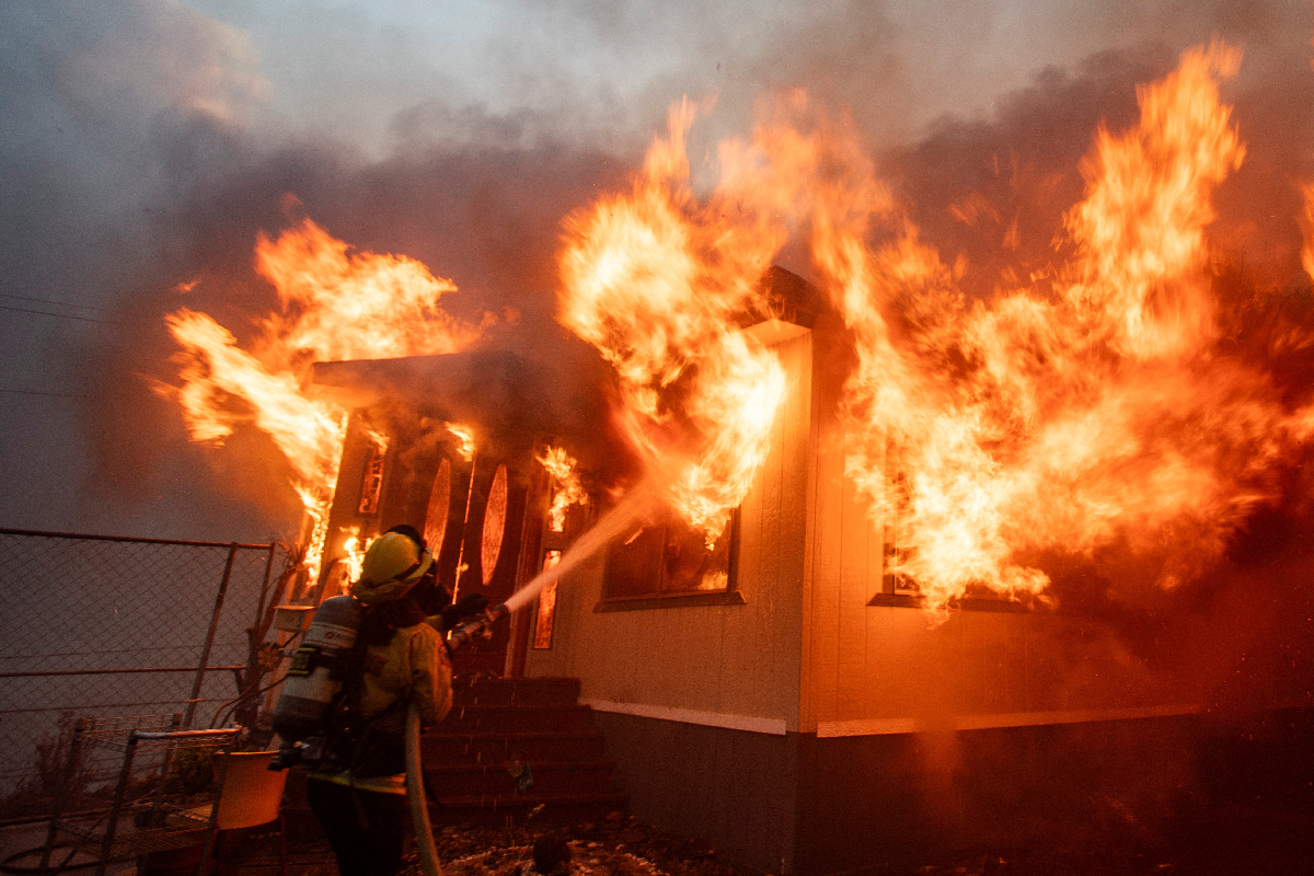 Incêndios florestais na Califórnia obrigam mais de 30 mil pessoas a deixarem suas casas