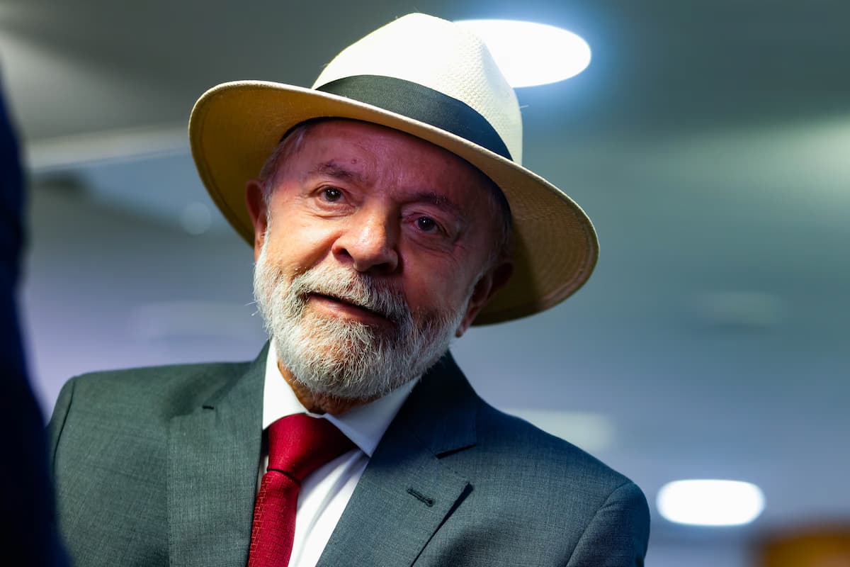 Lula diz que amantes são mais apaixonados que maridos ao celebrar democracia