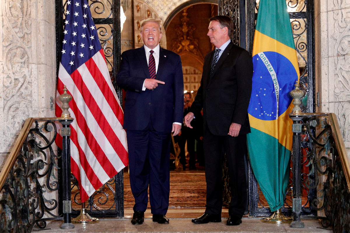 Bolsonaro é convidado para posse de Trump e pede ao STF liberação de passaporte