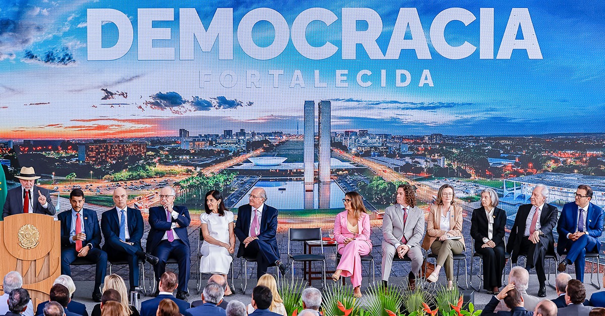 ‘Ainda estamos aqui’, diz Lula em cerimônia relembrando atos golpistas em Brasília