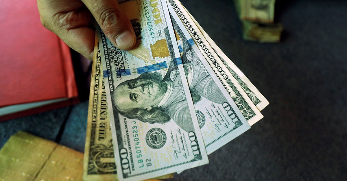 Dólar cai ao menor valor em 8 meses com expectativa por medidas fiscais