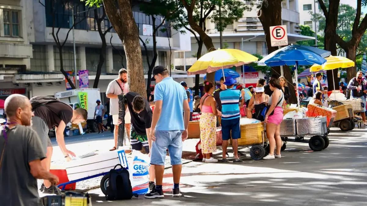 Prefeitura de BH reduz para 14 mil o número de ambulantes para o Carnaval de 2025 