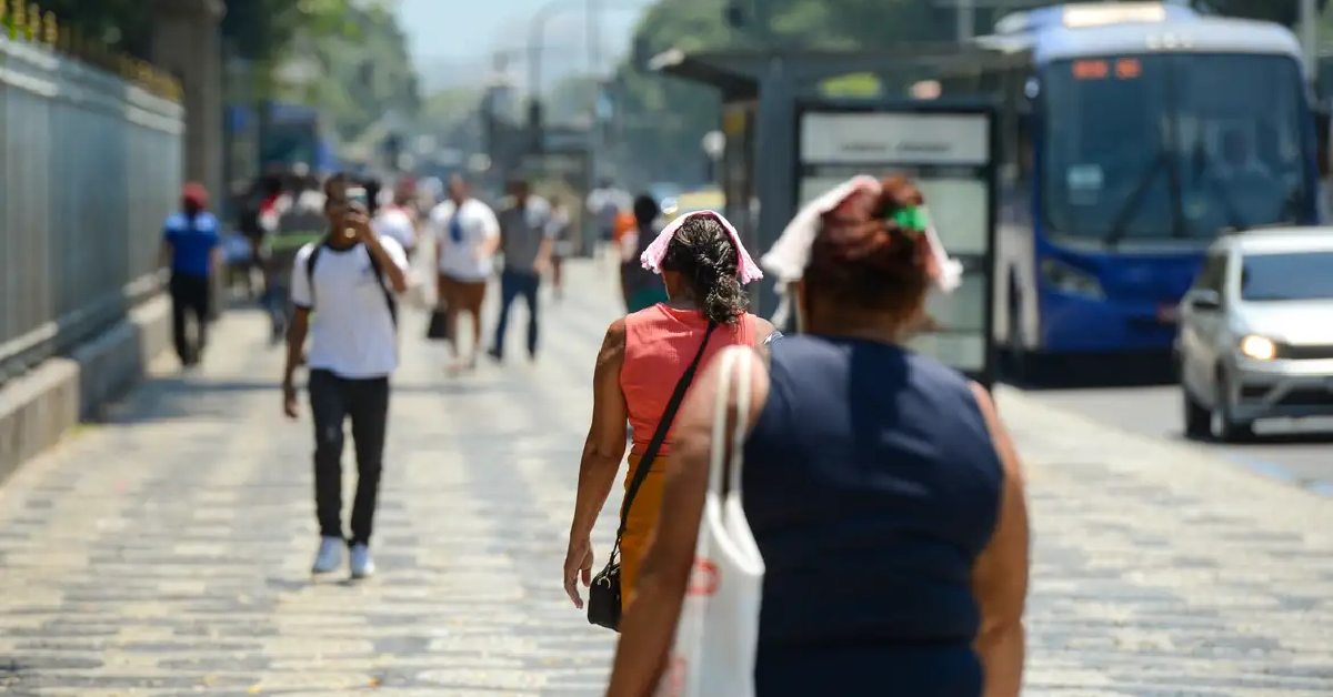 Calorão ou chuva: veja a previsão do tempo para o réveillon no Brasil